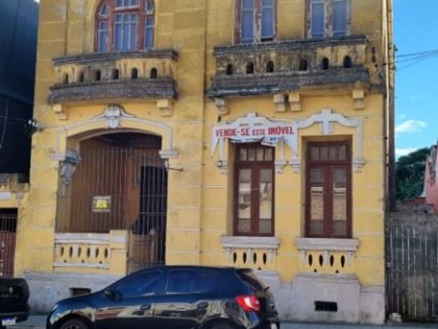 Casa com 340m², à venda, no bairro Centro em Pelotas