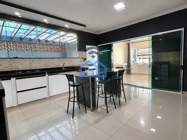 Casa com 360m² 4 quartos e 3 banheiros, para alugar, no bairro Martim de Sá em Caraguatatuba