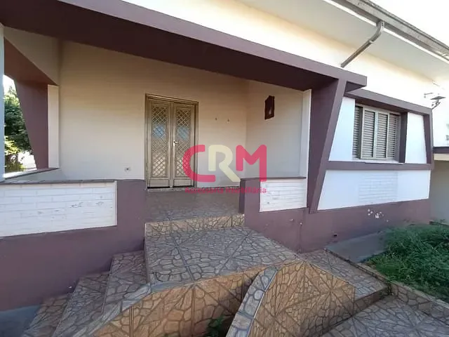 Casa com 263m² 3 quartos e 1 banheiro, à venda, no bairro Centro em Taquaritinga