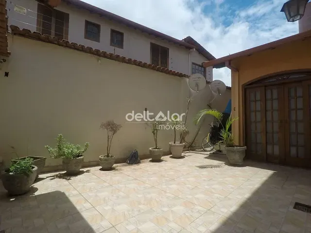 Casa com 430m² 4 quartos e 4 banheiros, à venda, no bairro Heliópolis em Belo Horizonte