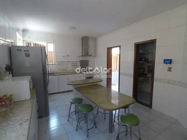 Casa com 430m² 4 quartos e 4 banheiros, à venda, no bairro Heliópolis em Belo Horizonte