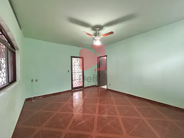 Casa 3 quartos e 2 banheiros, à venda, no bairro Vila Brasil em Pirassununga