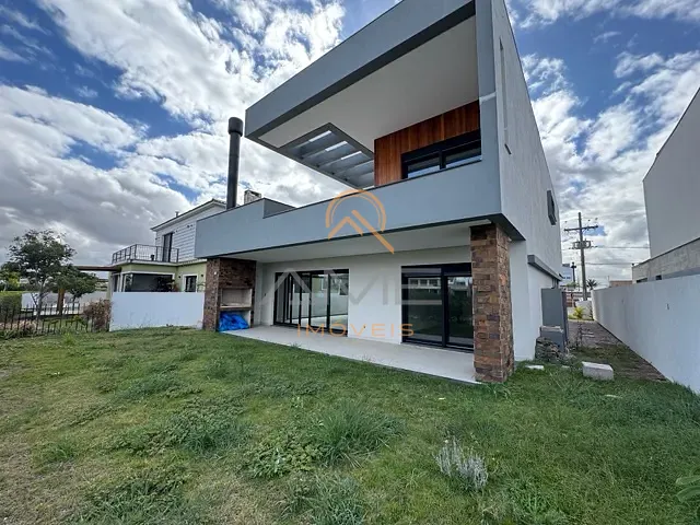 Casa 3 quartos e 4 banheiros, à venda, no bairro Laranjal em Pelotas