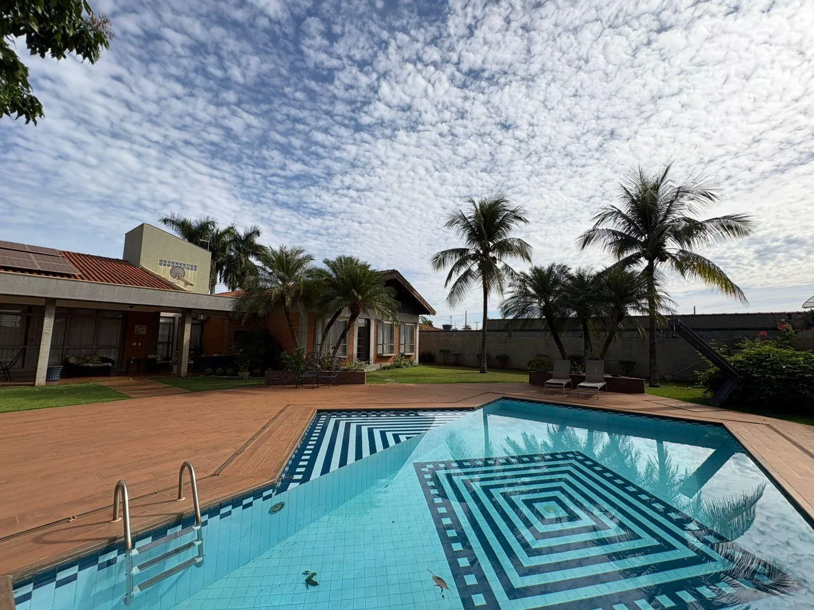 Casa de ALTO PADRÃO á venda no bairro Cidade Universitária!