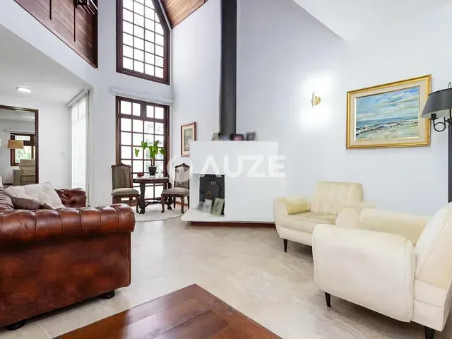 Casa com 600m² 4 quartos e 6 banheiros, à venda, no bairro Vista Alegre em Curitiba
