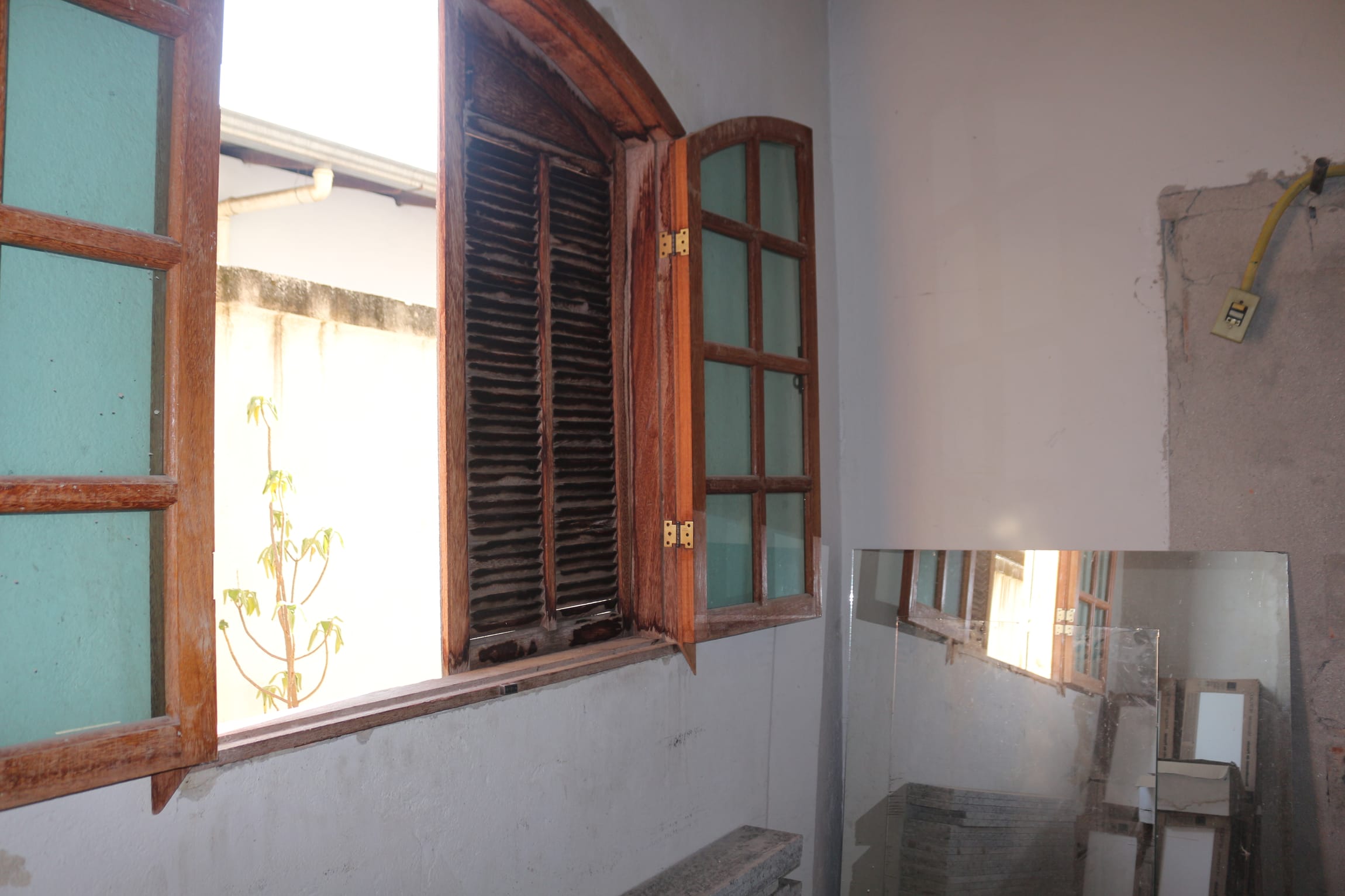 Casa à venda, com 7 quartos, 1 suíte, 9 banhos, 8 vagas, com 533 metros de área construída, Xangrilá, Contagem, MG miniatura 5