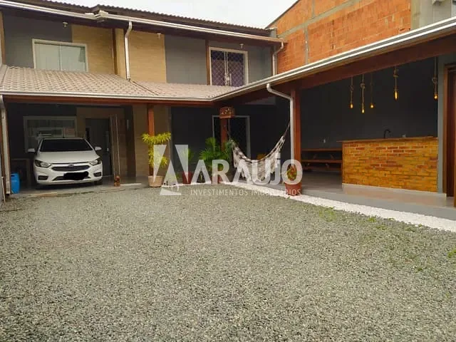 Casa com 200m² 2 quartos e 2 banheiros, à venda, no bairro Espinheiros em Itajaí