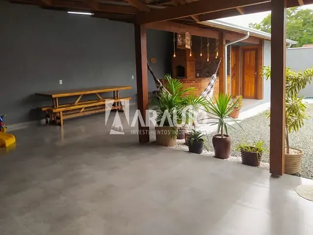 Casa com 200m² 2 quartos e 2 banheiros, à venda, no bairro Espinheiros em Itajaí