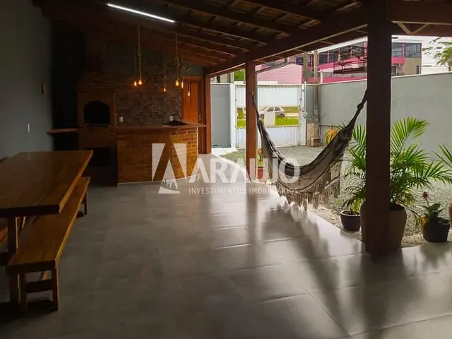 Casa com 200m² 2 quartos e 2 banheiros, à venda, no bairro Espinheiros em Itajaí