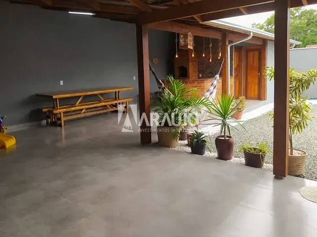Casa com 200m² 2 quartos e 2 banheiros, à venda, no bairro Espinheiros em Itajaí