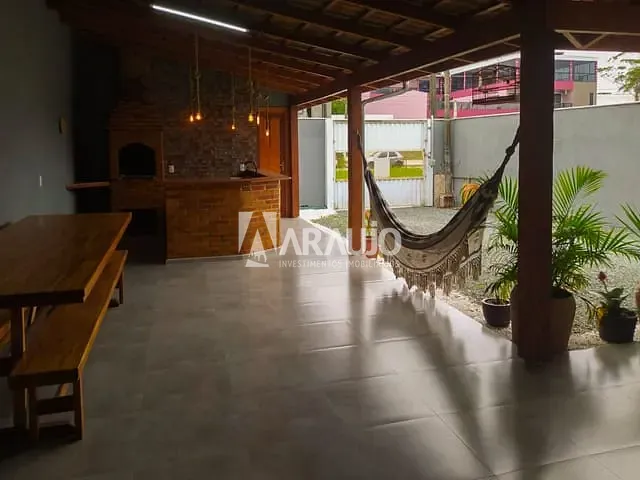 Casa com 200m² 2 quartos e 2 banheiros, à venda, no bairro Espinheiros em Itajaí