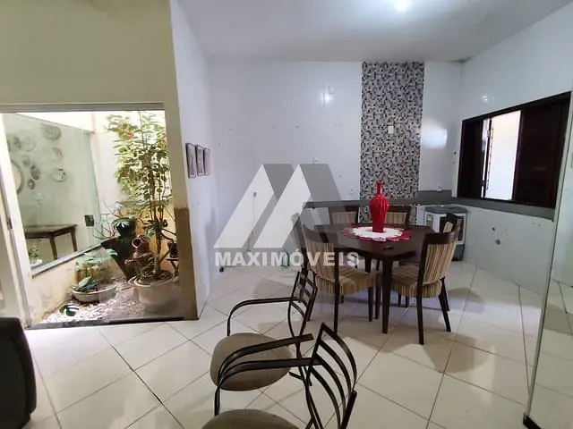 Casa com 180m² 4 quartos e 2 banheiros, à venda, no bairro JK em Araçuaí