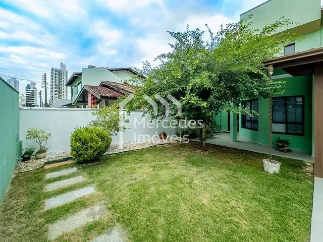 Casa com 297m² 4 quartos e 5 banheiros, à venda, no bairro Fazenda em Itajaí