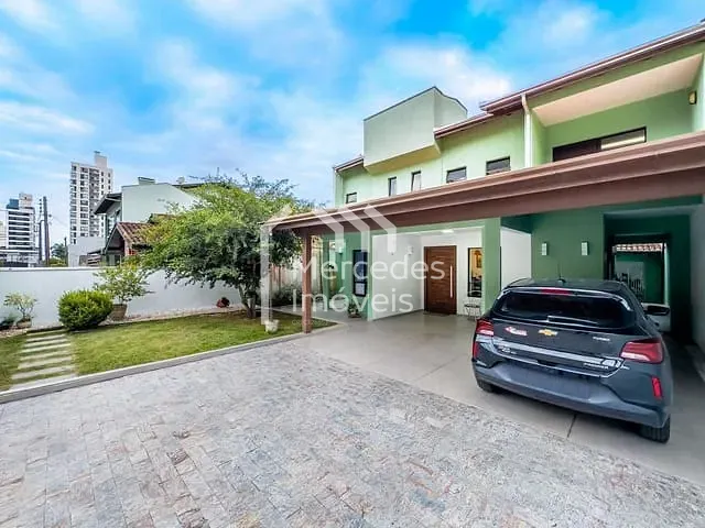 Casa com 297m² 4 quartos e 5 banheiros, à venda, no bairro Fazenda em Itajaí