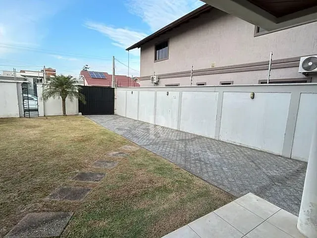 Casa 4 quartos e 2 banheiros, para alugar, no bairro Centro em Tijucas