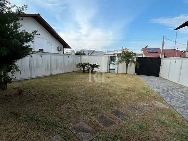 Casa 4 quartos e 2 banheiros, para alugar, no bairro Centro em Tijucas