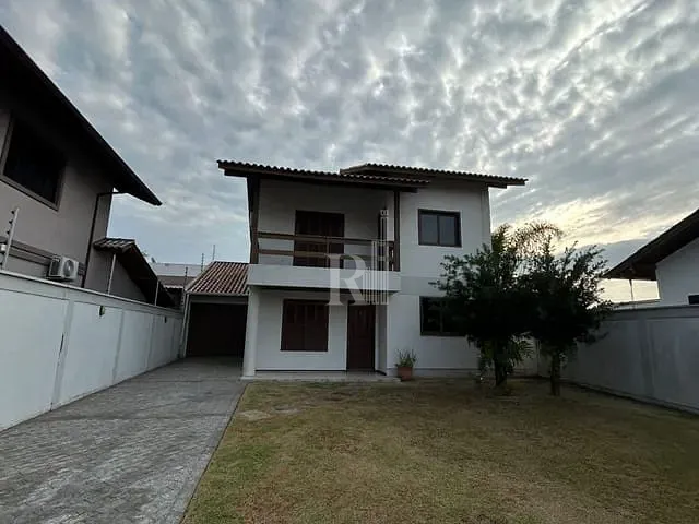 Casa 4 quartos e 2 banheiros, para alugar, no bairro Centro em Tijucas