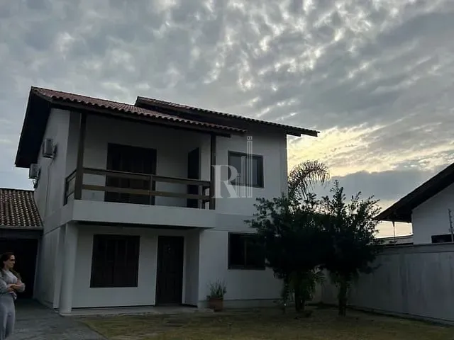 Casa 4 quartos e 2 banheiros, para alugar, no bairro Centro em Tijucas