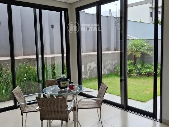 Casa com 264m² 3 quartos e 4 banheiros, à venda ou para alugar, no bairro Conjunto Habitacional Alexandre Urbanas em Londrina