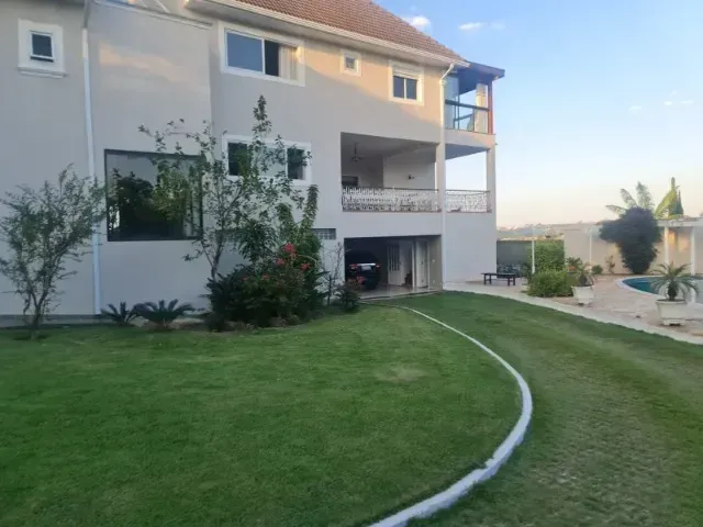 Casa com 2600m² 5 quartos e 8 banheiros, para alugar, no bairro Vista Alegre em Vinhedo