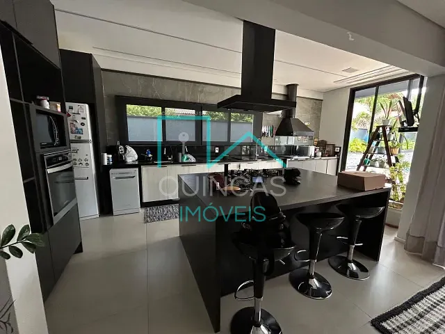 Casa com 1000m² 4 quartos e 6 banheiros, à venda, no bairro Jardim Tereza Cristina em Jundiaí