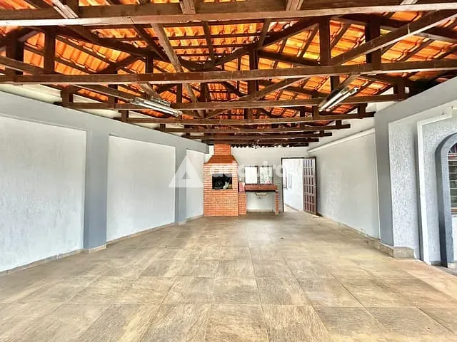Casa com 433m² 4 quartos e 3 banheiros, à venda, no bairro Uvaranas em Ponta Grossa