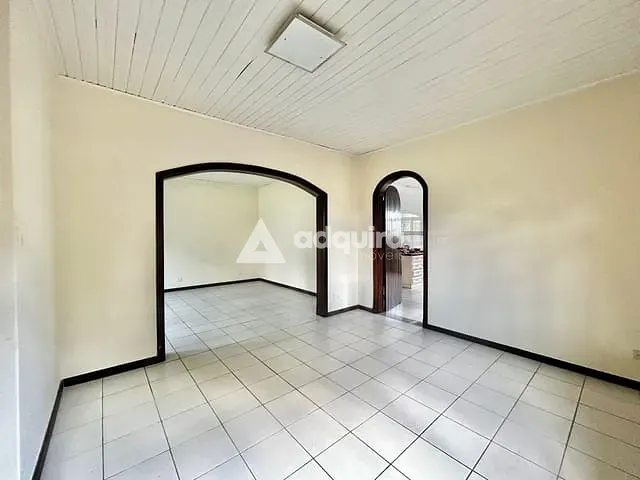 Casa com 433m² 4 quartos e 3 banheiros, à venda, no bairro Uvaranas em Ponta Grossa