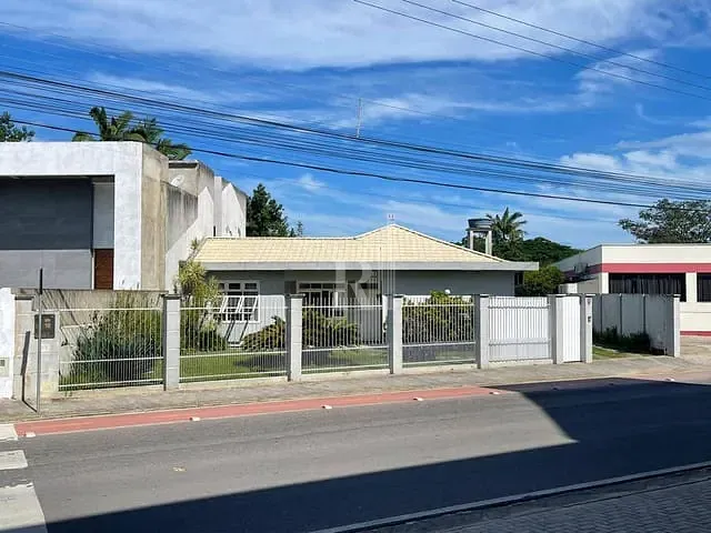 Casa com 4828m² 3 quartos e 2 banheiros, para alugar, no bairro Centro em Tijucas
