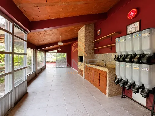 Casa com 650m² 4 quartos e 3 banheiros, à venda, no bairro Três Vendas em Pelotas