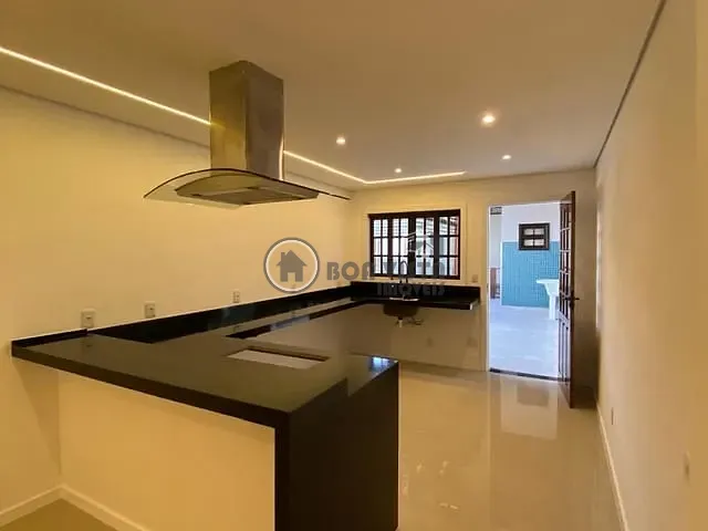 Casa com 300m² 3 quartos e 1 banheiro, à venda, no bairro Jardim São Pedro em Mogi das Cruzes