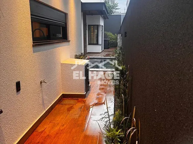 Casa com 300m² 3 quartos e 5 banheiros, à venda, no bairro Jardim Universitário em Cuiabá