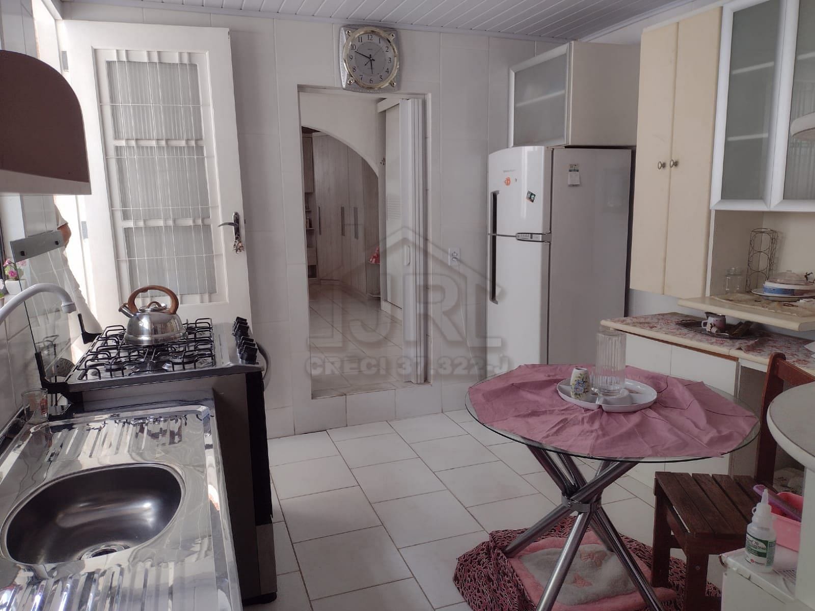 Casa à venda com 2 quartos, 10m² - Foto 2