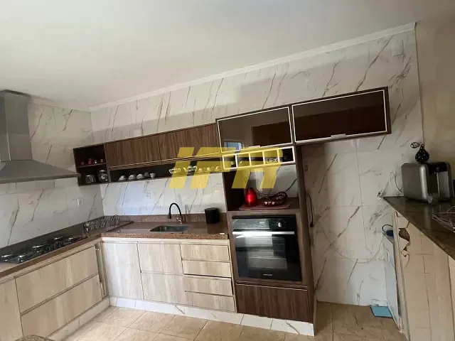 Casa com 480m² 4 quartos e 2 banheiros, à venda, no bairro Jardim Russi em Taubaté
