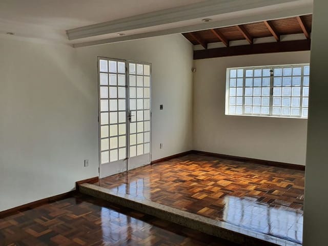 Casa com 415m² 3 quartos e 2 banheiros, à venda ou para alugar, no bairro Jardim Vila Rica em Cambé