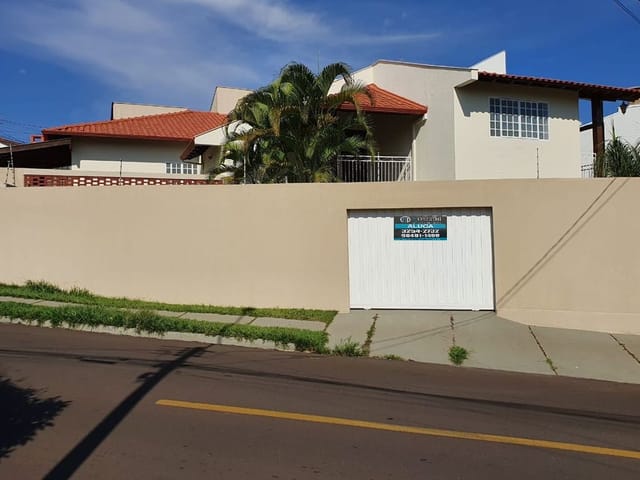 Casa com 415m² 3 quartos e 2 banheiros, à venda ou para alugar, no bairro Jardim Vila Rica em Cambé