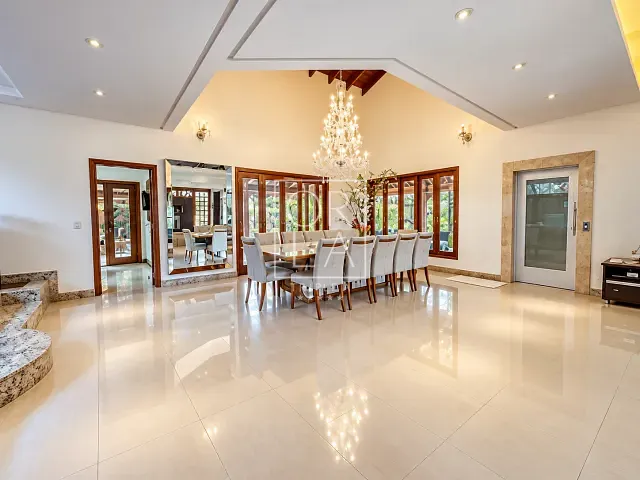 Casa com 1250m² 5 quartos e 8 banheiros, à venda, no bairro Residencial Aldeia do Vale em Goiânia