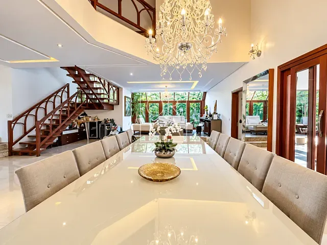 Casa com 1250m² 5 quartos e 8 banheiros, à venda, no bairro Residencial Aldeia do Vale em Goiânia