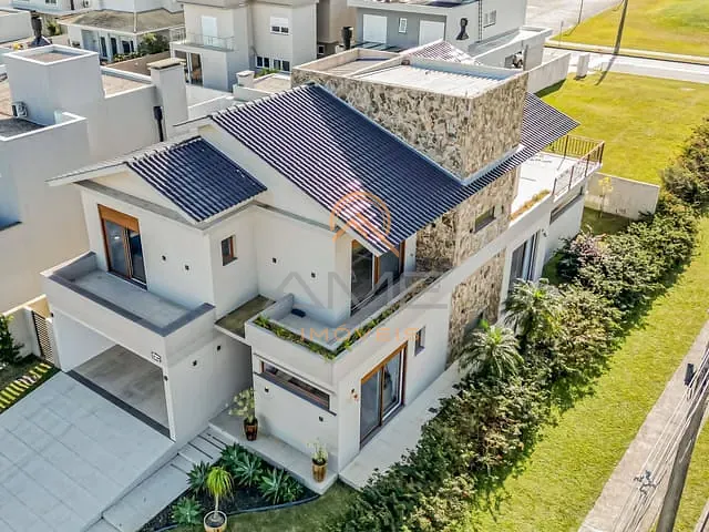 Casa 4 quartos e 5 banheiros, à venda, no bairro Laranjal em Pelotas