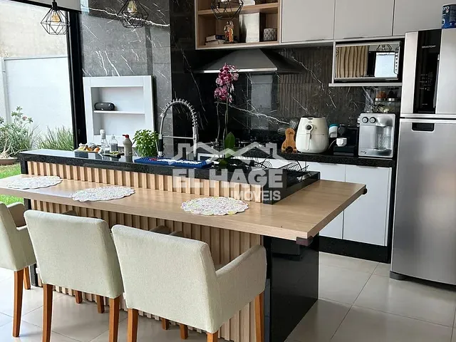 Casa com 250m² 3 quartos e 3 banheiros, à venda, no bairro Loteamento Salvador Costa Marques em Cuiabá