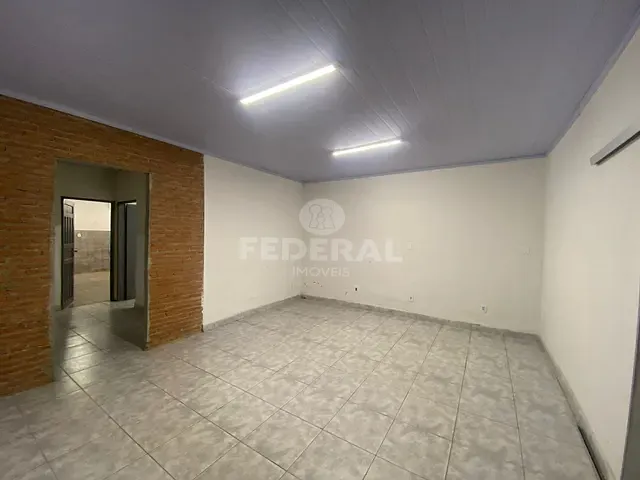 Casa com 140m² 3 quartos e 2 banheiros, para alugar, no bairro Vila Redenção em Goiânia