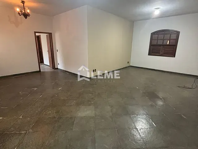 Casa com 228m² 3 quartos e 2 banheiros, à venda, no bairro Centro em Mococa