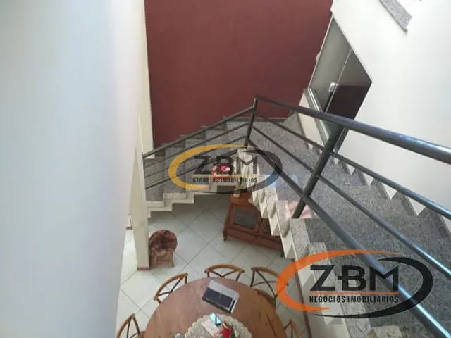 Casa com 250m² 5 quartos e 5 banheiros, à venda, no bairro Parque Jamaica em Londrina