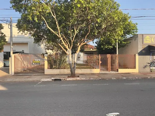 Casa com 681m² 5 quartos e 2 banheiros, à venda, no bairro Centro em Rolândia