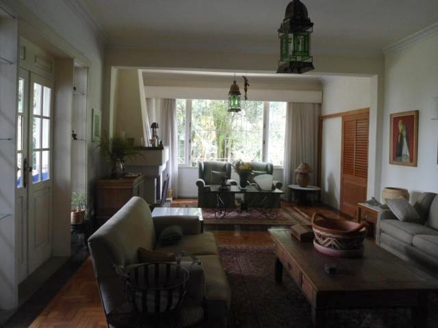 Casa com 3000m² 8 quartos e 1 banheiro, à venda, no bairro Castelanea em Petrópolis