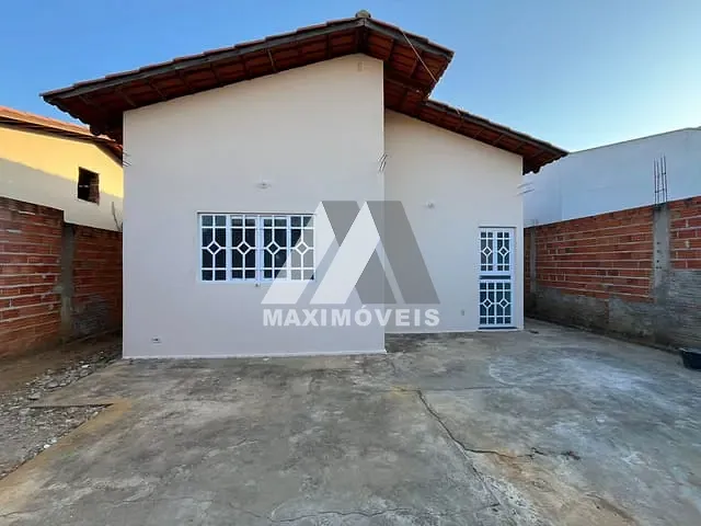 Casa 2 quartos e 1 banheiro, para alugar, no bairro Juparana em Araçuaí