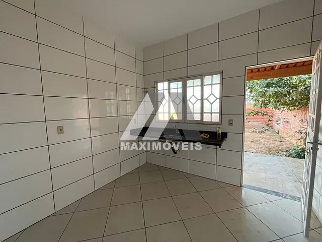 Casa 2 quartos e 1 banheiro, para alugar, no bairro Juparana em Araçuaí