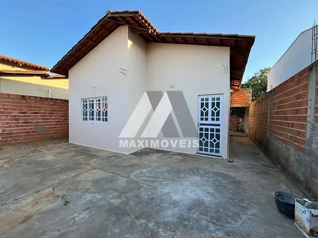 Casa 2 quartos e 1 banheiro, para alugar, no bairro Juparana em Araçuaí