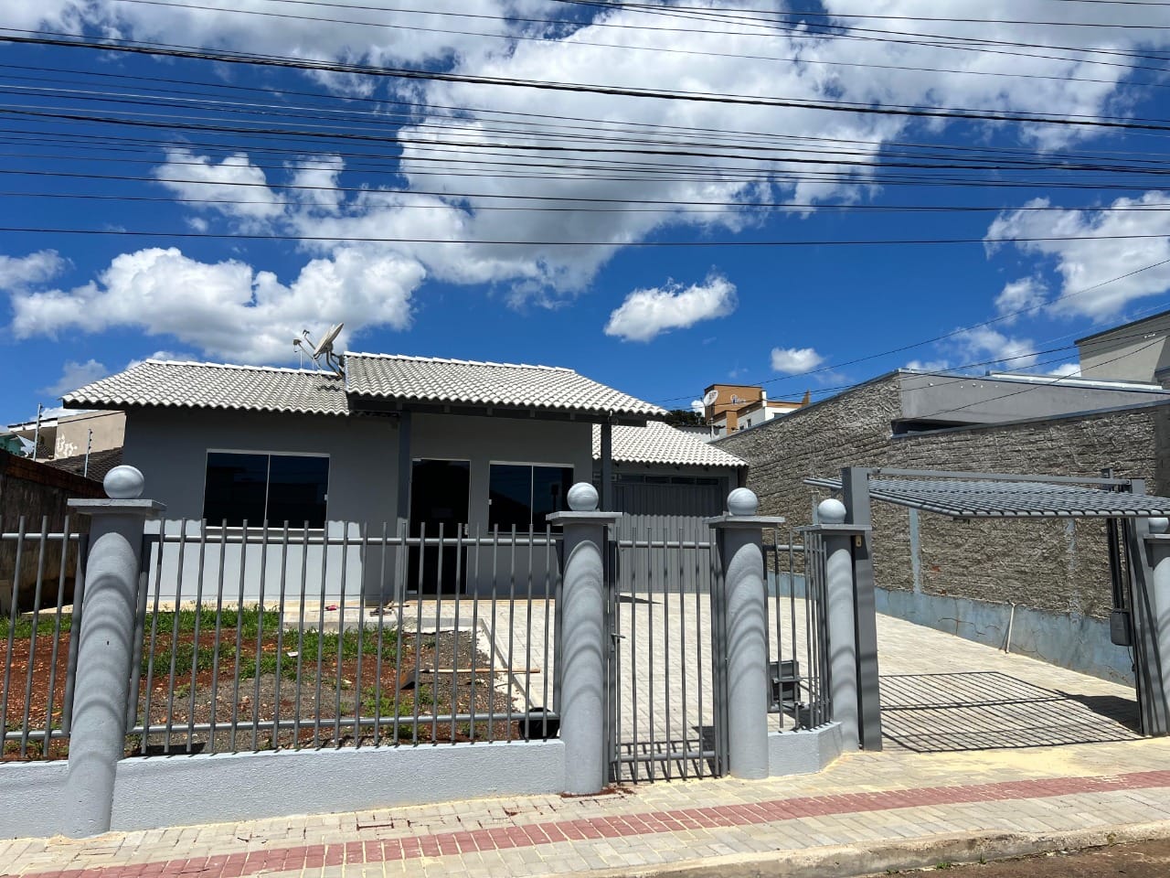 Casa para alugar com 2 dormitórios, 2 banheiros, 2 vagas de garagens e 90m² de área privativa no bairro Universitário