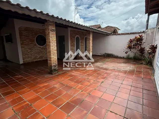 Casa com 300m² 3 quartos e 2 banheiros, à venda, no bairro Aruan em Caraguatatuba