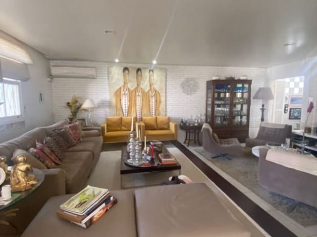 Casa com 720m² 5 quartos e 3 banheiros, à venda, no bairro Laranjal em Pelotas